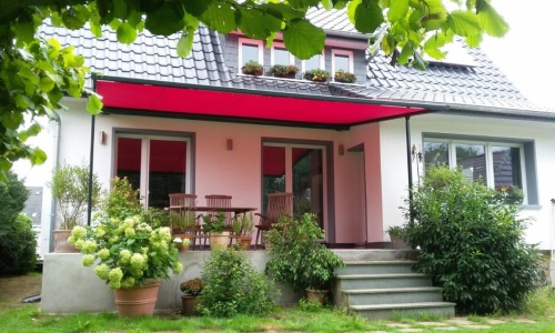 Komplettsanierung Zweifamilienhaus in Rulle:  Terrasse mit Schirm